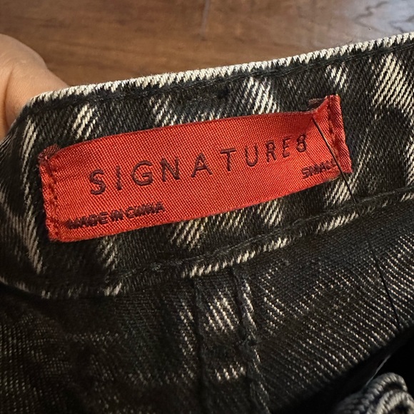 🌹SIGNATURE8 ~ Size Small ~ Black Distressed Jean Shorts - Picture 6 of 16